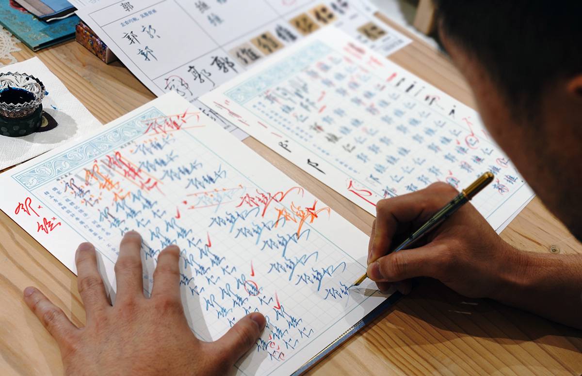 原案例現場｜在反覆試寫中調整筆觸與結構。