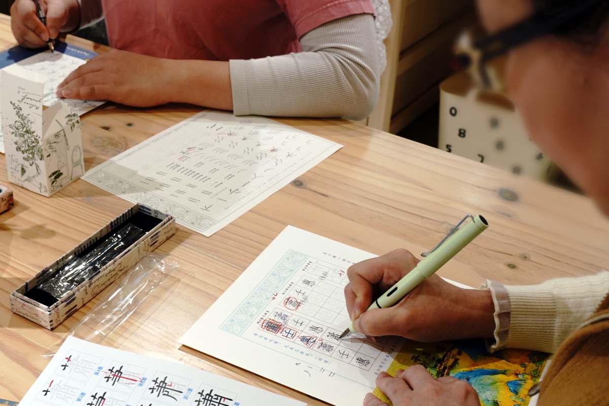 管理者在 A3 課堂中練習姓名與基本書寫